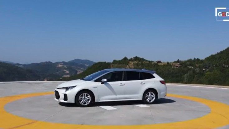 #Ontheroad Suzuki Swace, l'ibrida che fa felici i ciclisti. Al circuito di Imola con l'ex ct, Davide Cassani