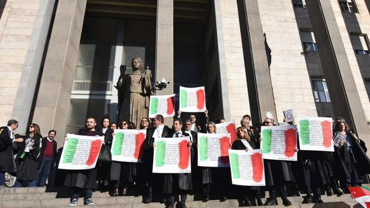 Un drappello di uomini commossi