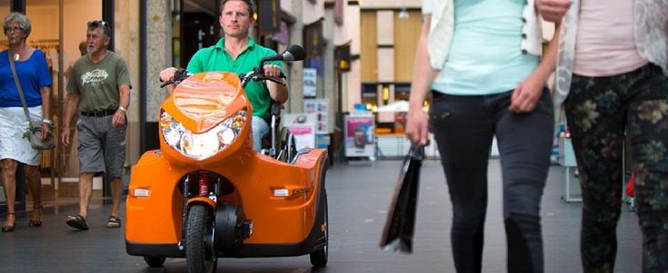 E lo scooter ingloba d'incanto la carrozzina 