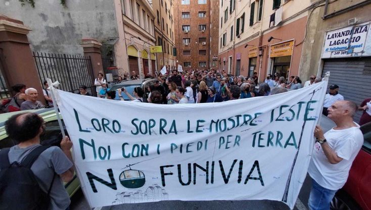 Genova, in 500 al corteo contro la funivia che dovrebbe attaversare il Lagaccio con dei maxi piloni