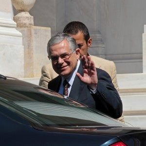 Grecia, ex premier Papademos ferito in esplosione. Lettera-bomba nella sua auto: non è in pericolo di vita