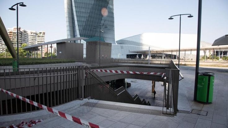 Citylife, la beffa della maxi insegna: ora è corsa per riaprire negozi e metrò