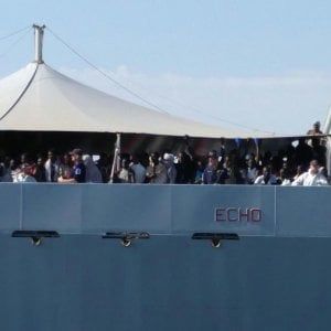 Migranti, a Bari arrivati 640: tra loro ferito e donne incinte. A Corigliano nave tedesca con 923
