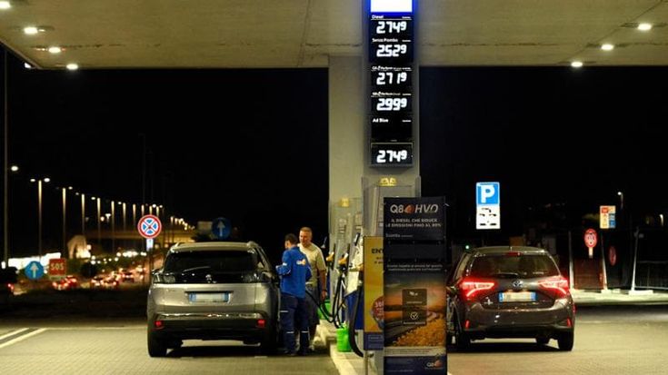 Caro carburanti, sul Raccordo il diesel sfiora i tre euro al litro: “Ma è oro?”