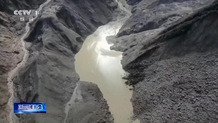Nepal, allarme per il lago artificiale creato dal ghiacciaio crollato: "Inizia a esondare"