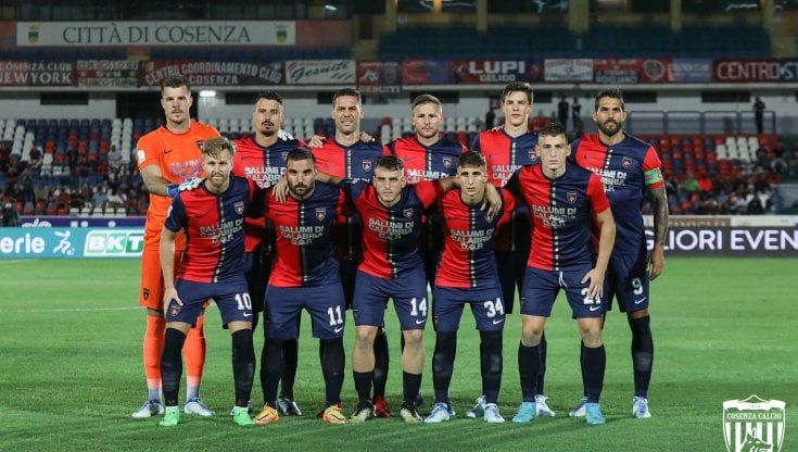 Serie B, Cosenza-Como 3-1: esordio amaro per Longo, i calabresi ritrovano il sorriso