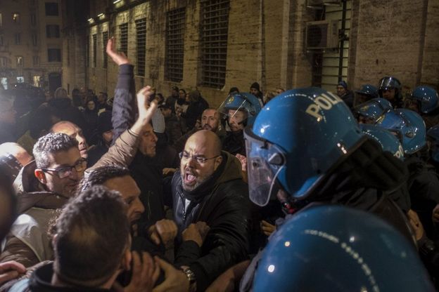Whirlpool conferma la chiusura, gli operai contro i sindacalisti: "Vergogna"