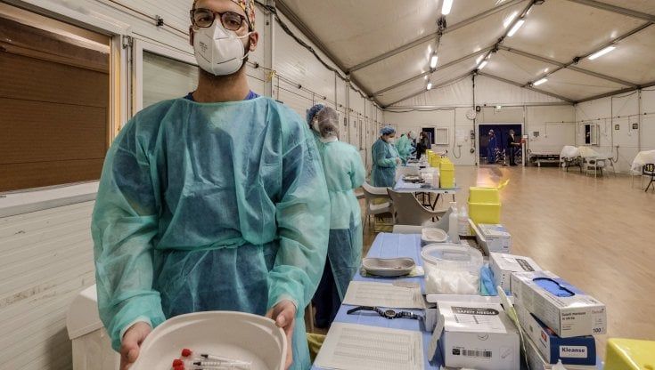 Vaccino, Toti: "Le Regioni chiedono l'obbligo per tutti i lavoratori"