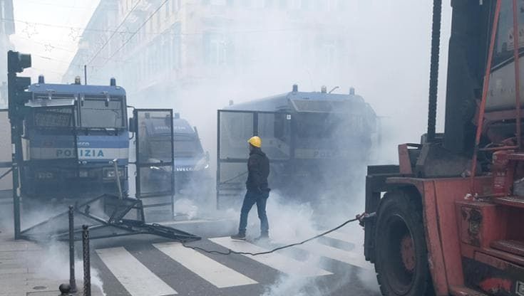Ex Ilva, la Procura indaga sugli scontri tra polizia e operai davanti alla Prefettura