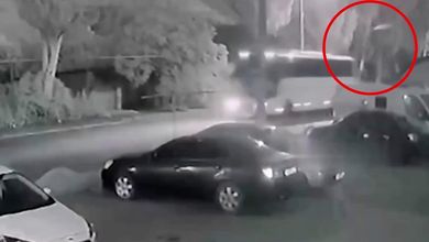 Bus colpito da un drone nel Donetsk controllato da Mosca: l'esplosione ripresa dalle telecamere