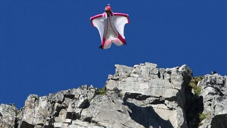 Giù dal Monte Bianco con la tuta alare, base jumper israeliano precipita e muore sul ghiacciaio del Freney