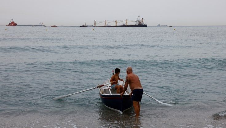 Gibilterra, cargo rischia di affondare dopo collisione con nave metaniera: si teme disastro ambientale