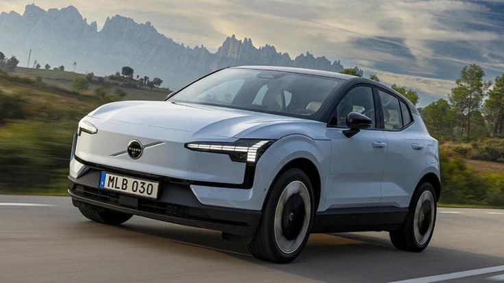 Volvo EX30, la “piccola” elettrica che sorpassa da sola
