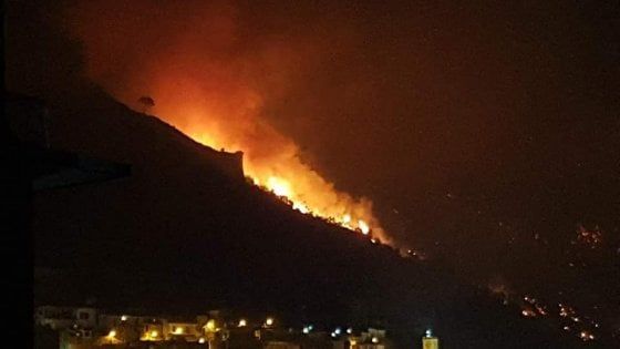 Vasto incendio a Sarno, il grido del sindaco: "Assassinio della nostra terra"