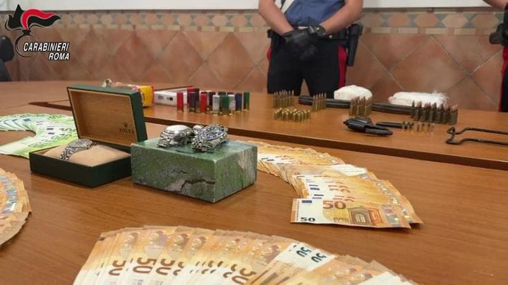 Summit al ristorante, chat a tempo e mogli corriere: così spacciava droga il clan della “Mousse”