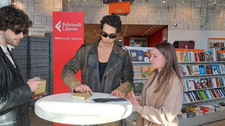 Napoli, piazza Garibaldi, centinaia di ragazzi in fila per Mahmood: bagno di folla alla Feltrinelli
