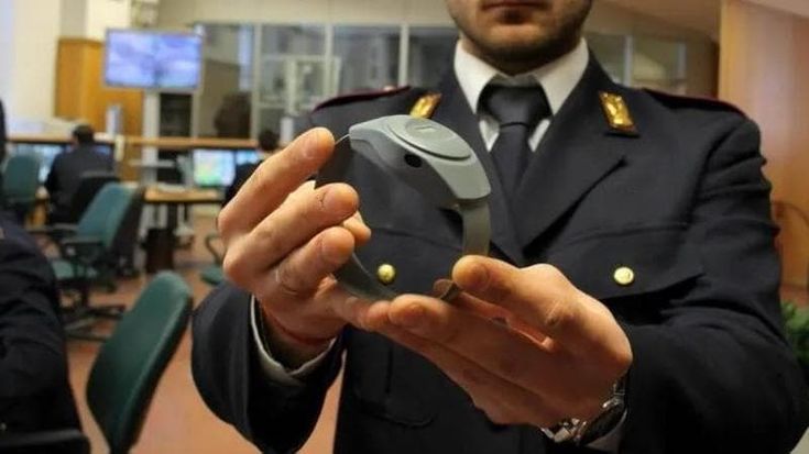 Marta, maestra violentata e stalkerizzata: “Ma il braccialetto elettronico non funziona. Lui è entrato nella mia scuola. Ho paura”