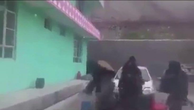 Afghanistan, così i Talebani distruggono una scuola femminile 