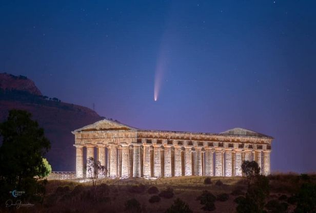 Cometa Neowise, i suggestivi scatti su Segesta e Isola delle Femmine
