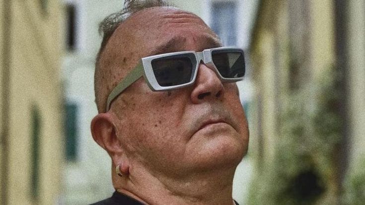 Coma Cose e Johnson Righeira a Sanremo 2025, il testo della cover “L’estate sta finendo”