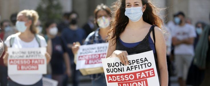 Roma, il movimento delle cassette vuote occupa piazza Campidoglio: "Buoni spesa, buoni affitto: adesso fate i buoni"