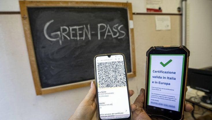 Green pass, ok dal Cdm: l'estensione a scuola vale anche per i genitori: multe fino a mille euro per chi è senza. Obbligo di vaccino nelle Rsa