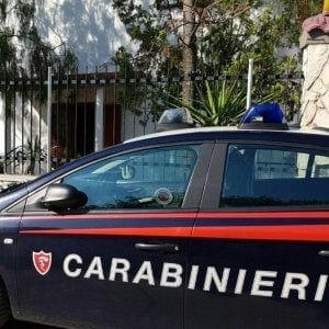 Truffatore goloso mangia formaggio e perde portafoglio in casa della vittima: arrestato