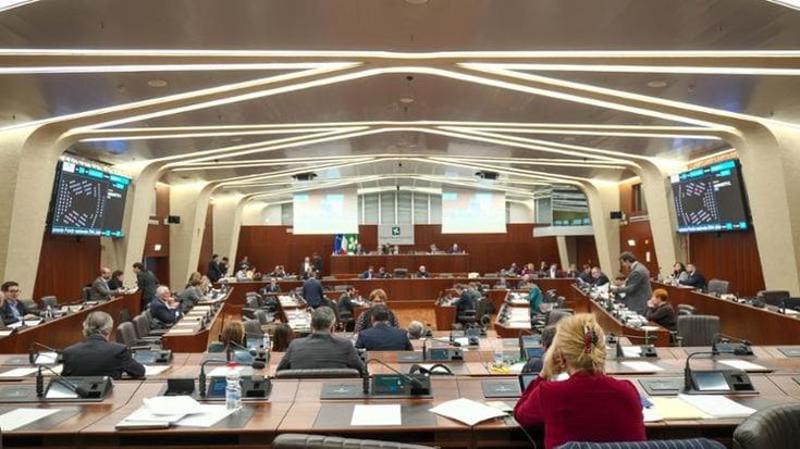 Cari vitalizi: aumenta la spesa per gli ex consiglieri regionali (nonostante l’abolizione)