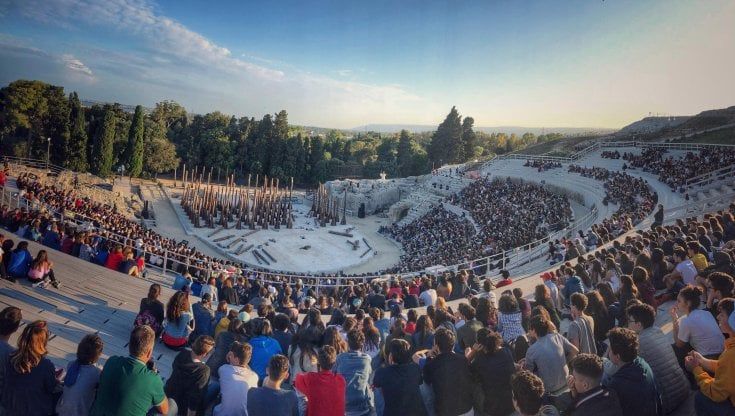 Carmen Consoli canta a Siracusa, ma la Regione controlla la salute del teatro greco