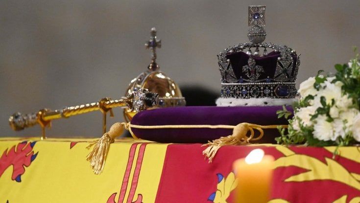 Le curiosità dei funerali della regina Elisabetta: dall'altezza dei granatieri alle tradizioni del 1901