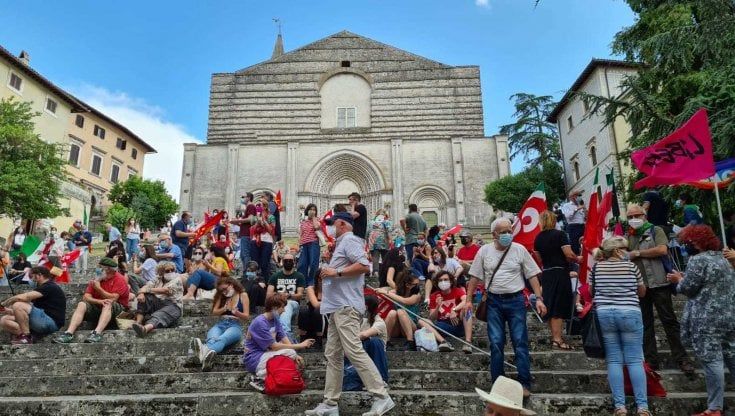 Manifestazione antifascista a Todi: Anpi, Cgil e studenti contro il festival letterario con CasaPound 