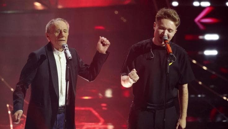 Alfa e Roberto Vecchioni cantano "Sogna ragazzo sogna" ed emozionano l'Ariston