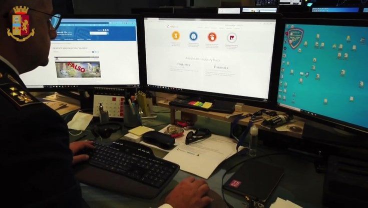 Green Pass falsi, la truffa partita da Napoli: i dati sottratti alle farmacie