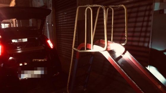 Taranto, ruba scivolo per bambini da un giardinetto: "Era arrugginito, volevo rivendere i pezzi"