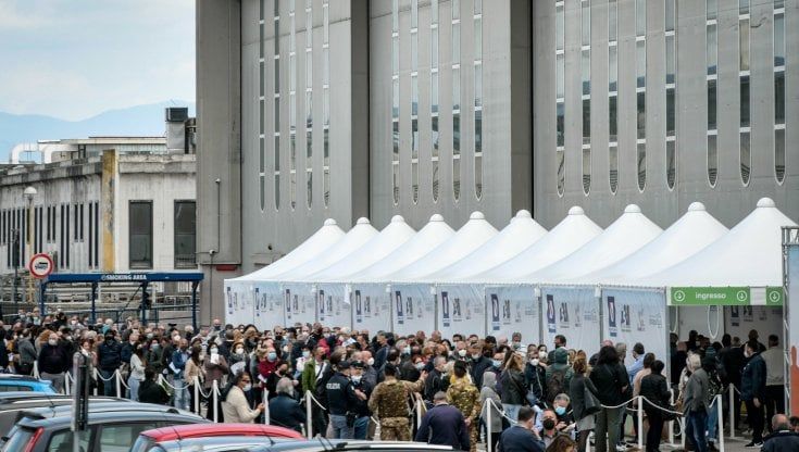 AstraZeneca, ancora 800 dosi disponibili per la vaccinazione di questa notte