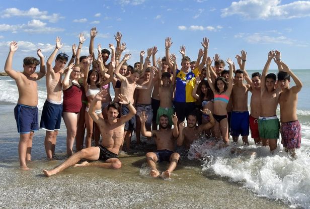 Tutti al mare: i ragazzi della colonia di Borgotaro a Marina di Massa