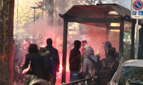 Studenti in  corteo contro la "Buona scuola", fumogeni contro sede Miur, occupato deposito Gtt
