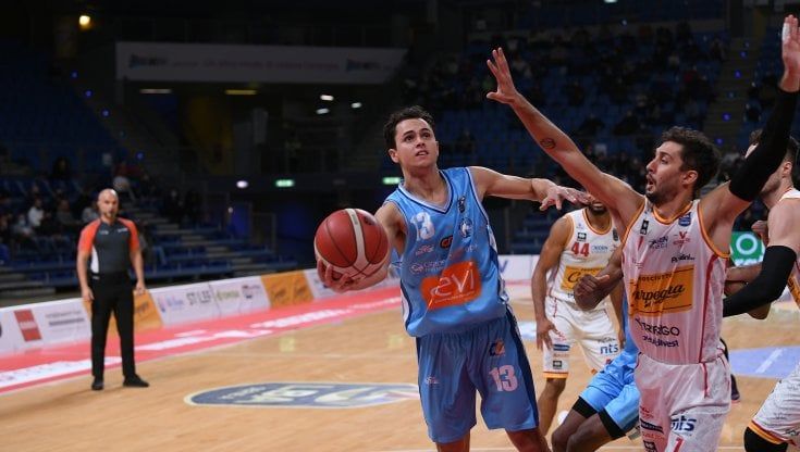 Basket: Trento sorprende Brindisi, Napoli passeggia a Pesaro