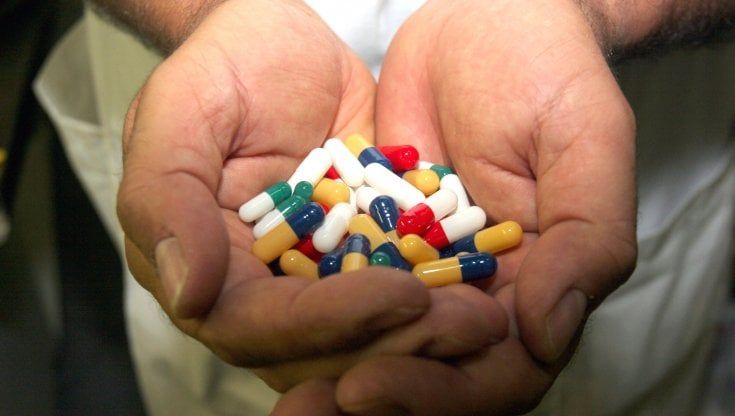 Pfizer annuncia la pillola anti Covid: "Riduce decessi e ricoveri dell'89%, presto la richiesta di ok a Fda"
