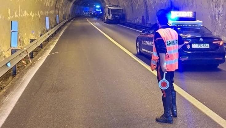 Irpinia, auto si scontra in galleria con camion raccolta rifiuti: muore quarantaseienne di Nusco