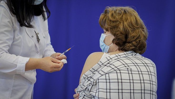 Vaccini, la raccomandazione di Pfizer: "Richiamo a 21 giorni, bisogna attenersi agli studi scientifici". Ora è a rischio il piano delle regioni