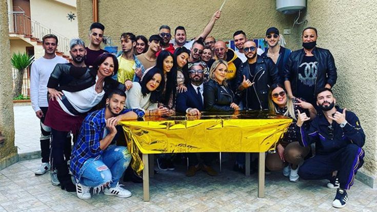 Il Covid non c'è. L'inno sì