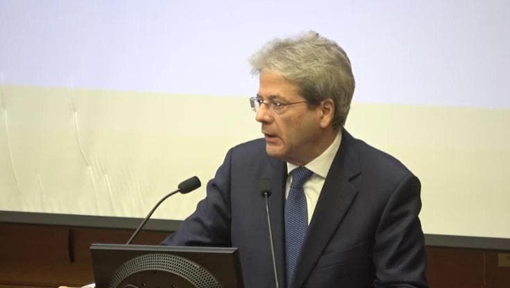 L'ultimo giorno della legislatura, Gentiloni: "Il governo non tira i remi in barca"