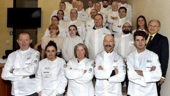 Parma, gli chef cucinano per medici e infermieri: "La cosa più bella è vederli gioire quando arriviamo"