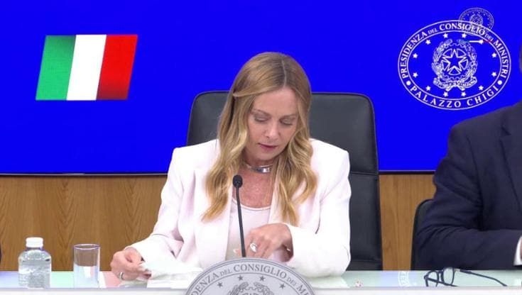 Meloni: "Oggi abolito il bollo per le auto di piccola e media potenza"