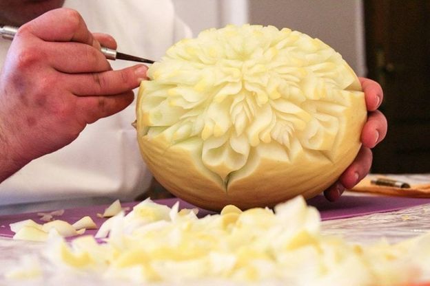 Il cibo diventa una scultura: a Barletta l'arte dell'intaglio