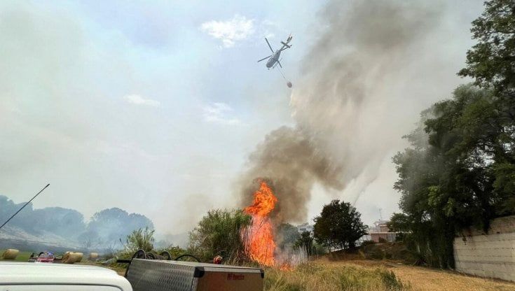 Vasto incendio a Roma, fiamme vicino alle case: residenti scendono in strada con i secchi. Nube di fumo visibile per chilometri