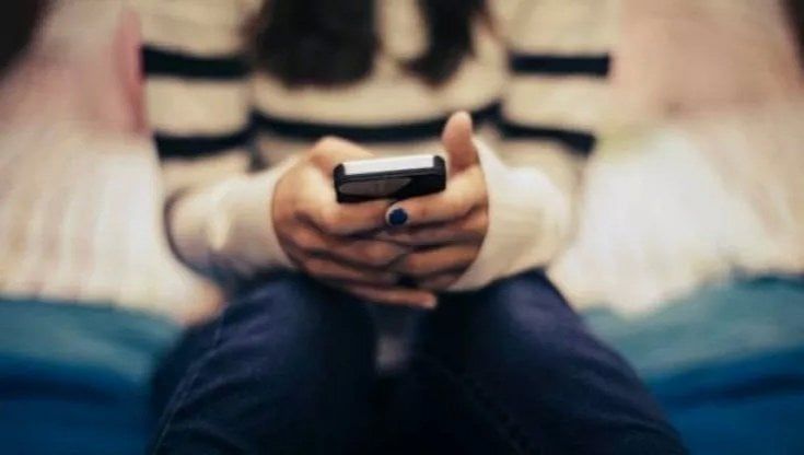 "Sei così grossa che non passi dalla porta": sulla chat di terza media l'odio del branco. Indagati 7 compagni di scuola