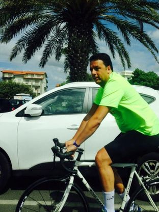 Versilia, Renzi in bici senza scortasul lungomare di Camaiore