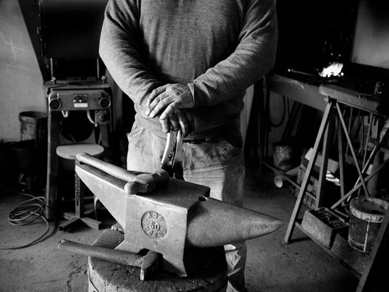 Ferro e fuoco, il viaggio nell'officina del fabbro-artista